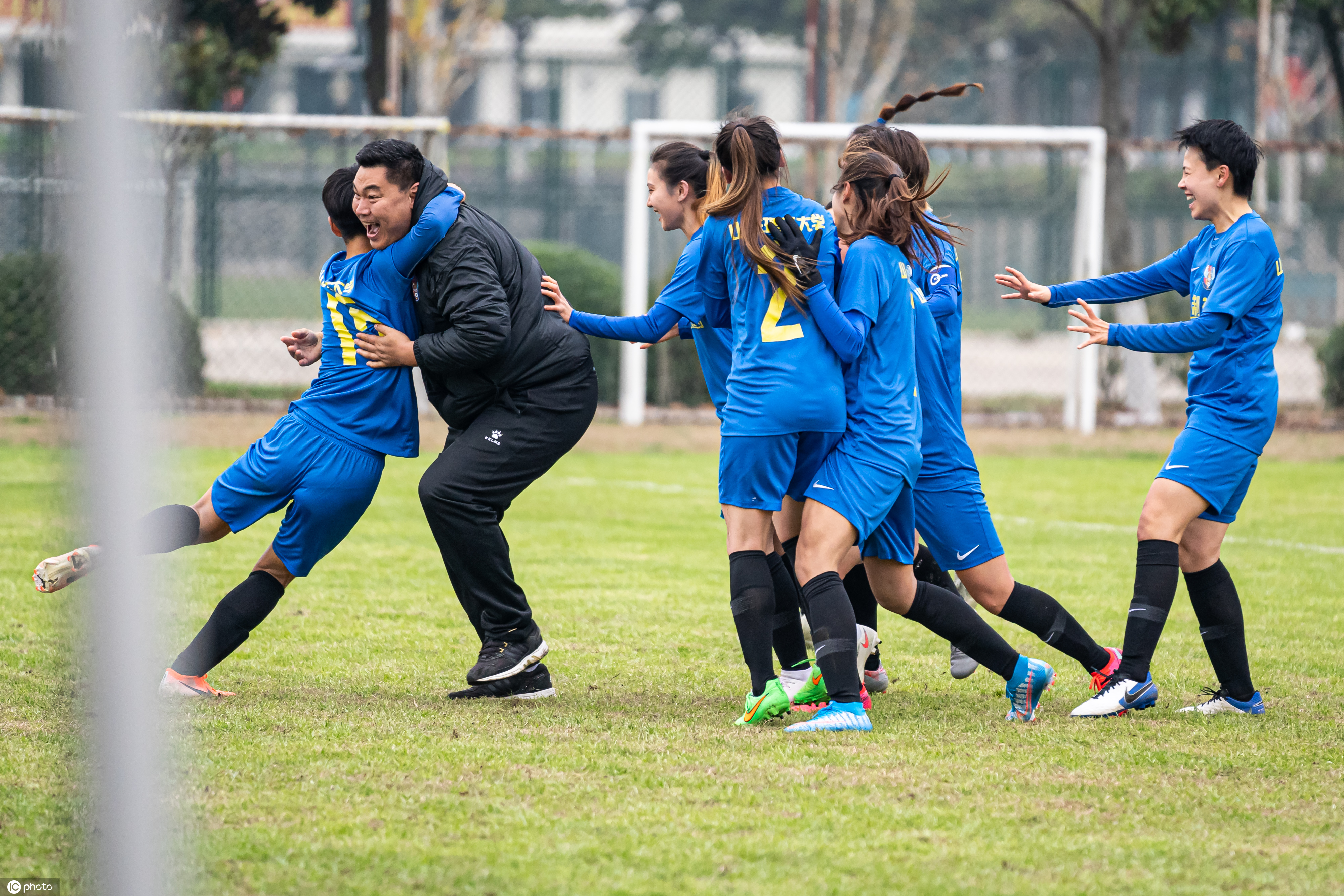 开云下载-包含球员团结应对意外，女足比赛惊险不断的词条