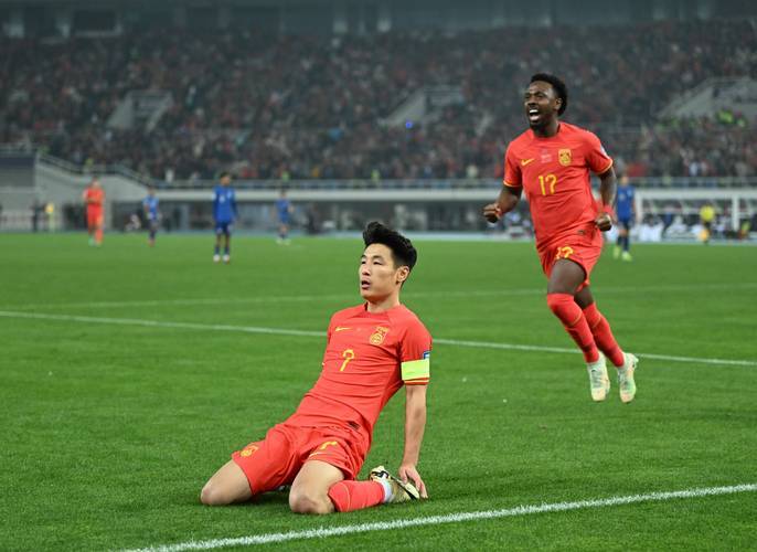 着重球员表现出色,球队士气高涨 着重球员表现出色,球队士气高涨