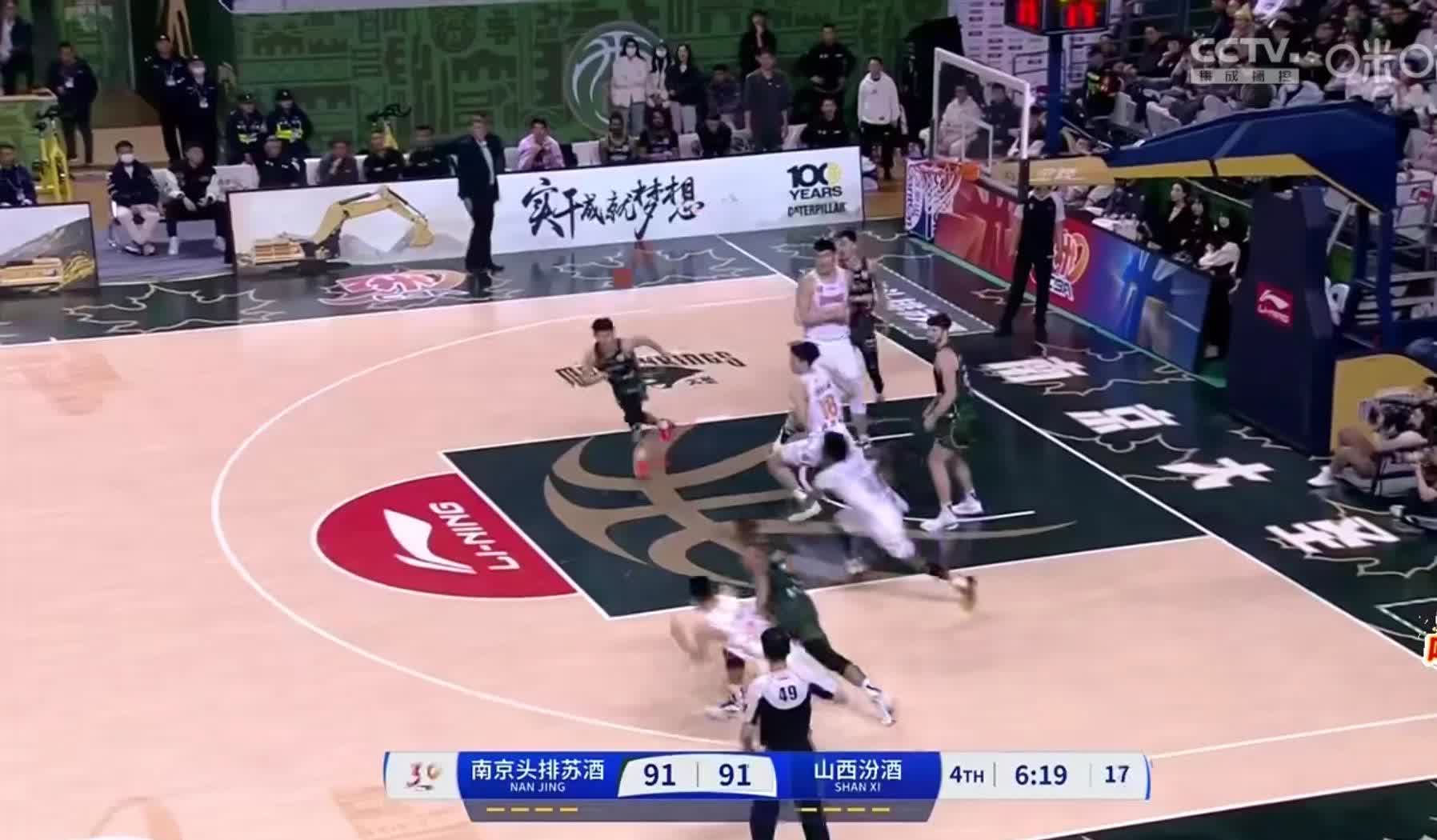 双方在场上争分夺秒,比赛进程扑朔迷离 双方在场上争分夺秒,比赛进程扑朔迷离