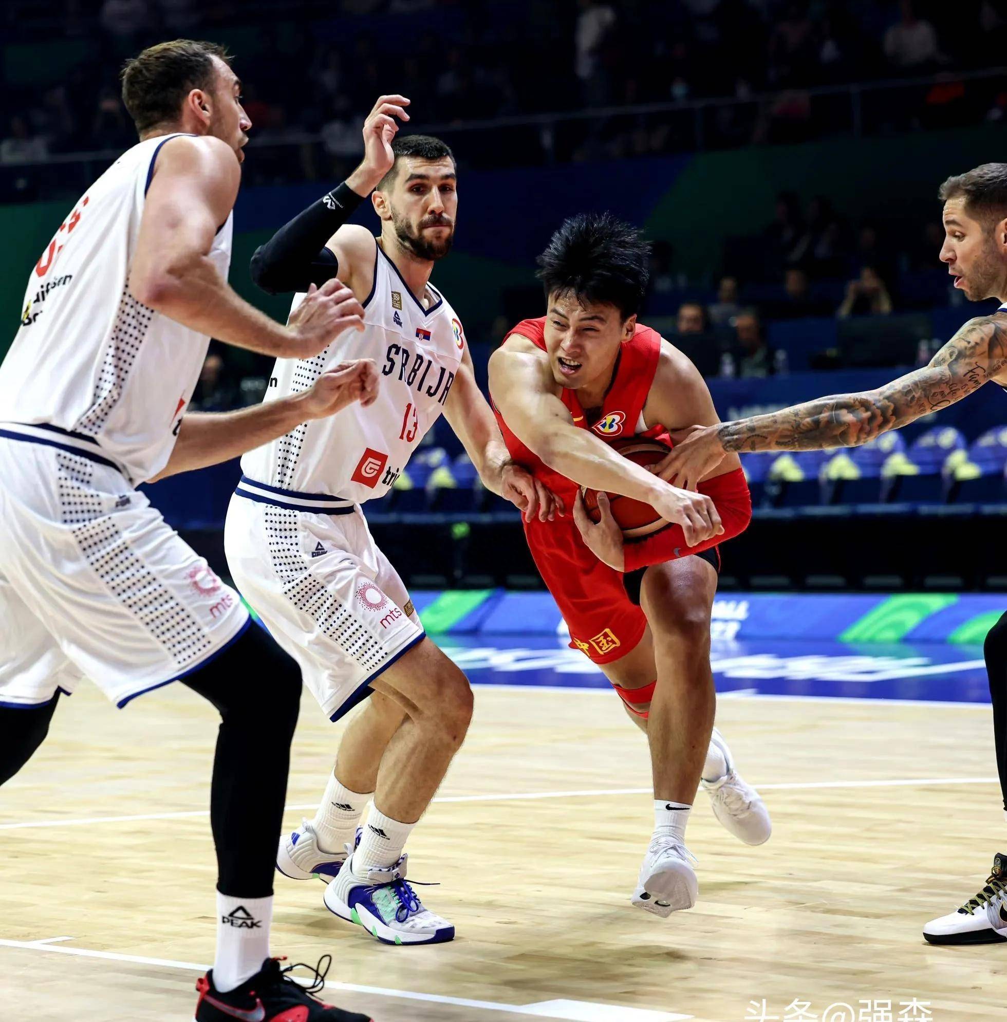 开云体育官网-世界杯篮球比赛精彩纷呈，球迷欢欣鼓舞！