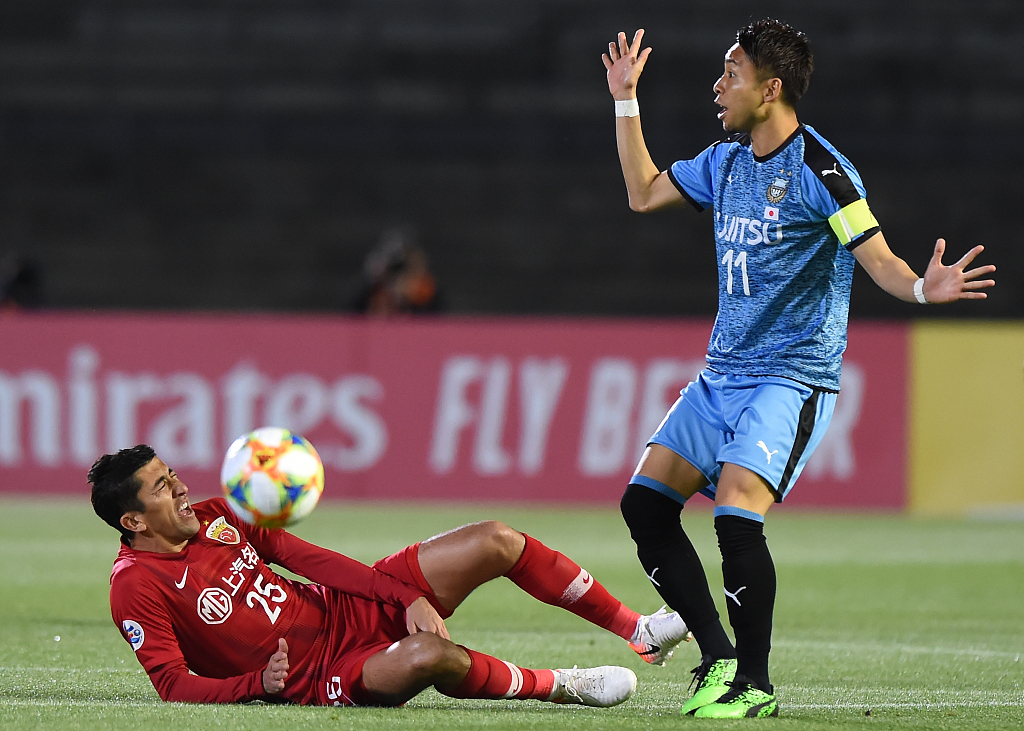 开云体育在线-包含上港后防线稳固，极速反击瞄准对手大门的词条