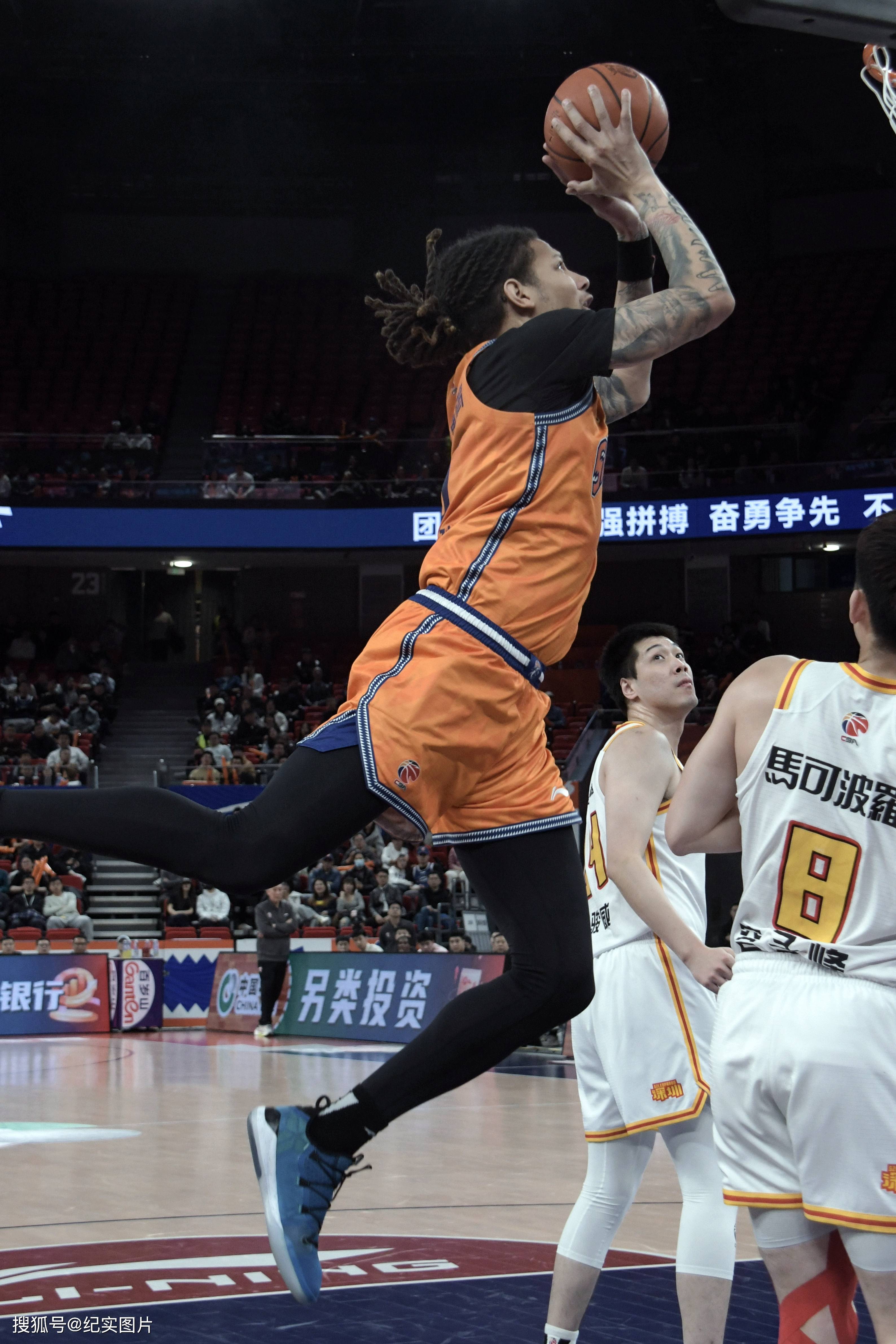 关于上海大鲨鱼势不可挡，打破对手防线的信息