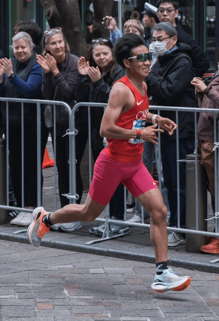 马拉松比赛中埃塞俄比亚选手快速冲刺的简单介绍 马拉松比赛中埃塞俄比亚选手快速冲刺的简单介绍