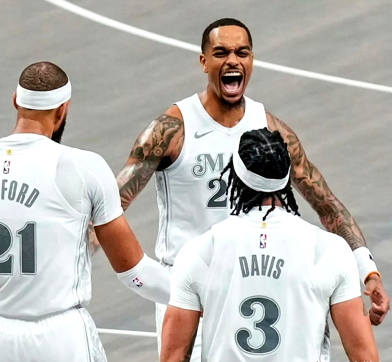 关于独行侠将迎战掘金争夺季后赛资格的信息 关于独行侠将迎战掘金争夺季后赛资格的信息