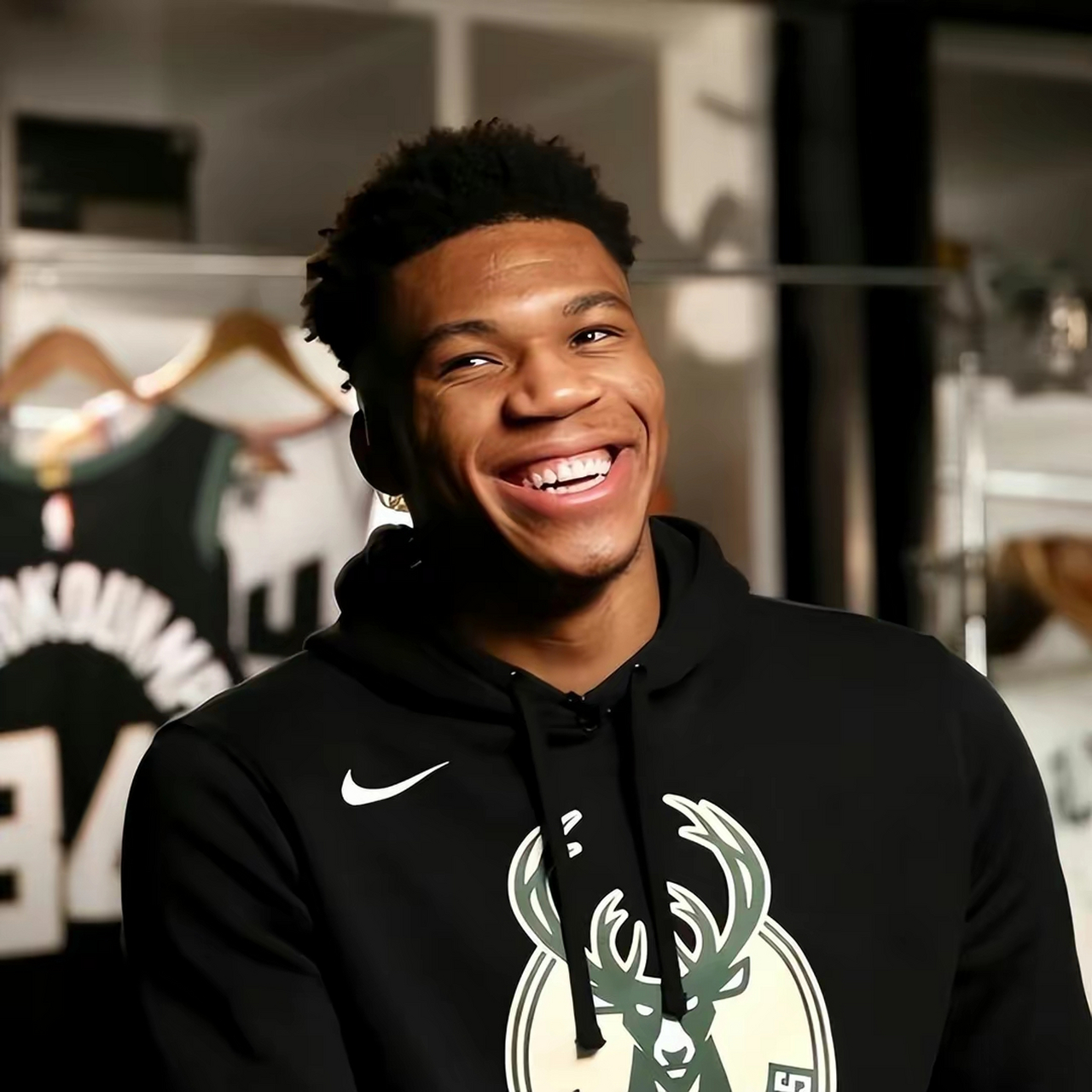 雄鹿前锋连续两场三双,MVP实力备受认可 雄鹿前锋连续两场三双,MVP实力备受认可