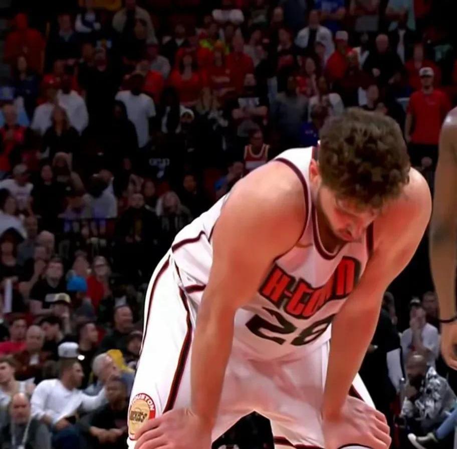 火箭队经历连败,球迷担心球队前景 火箭队经历连败,球迷担心球队前景