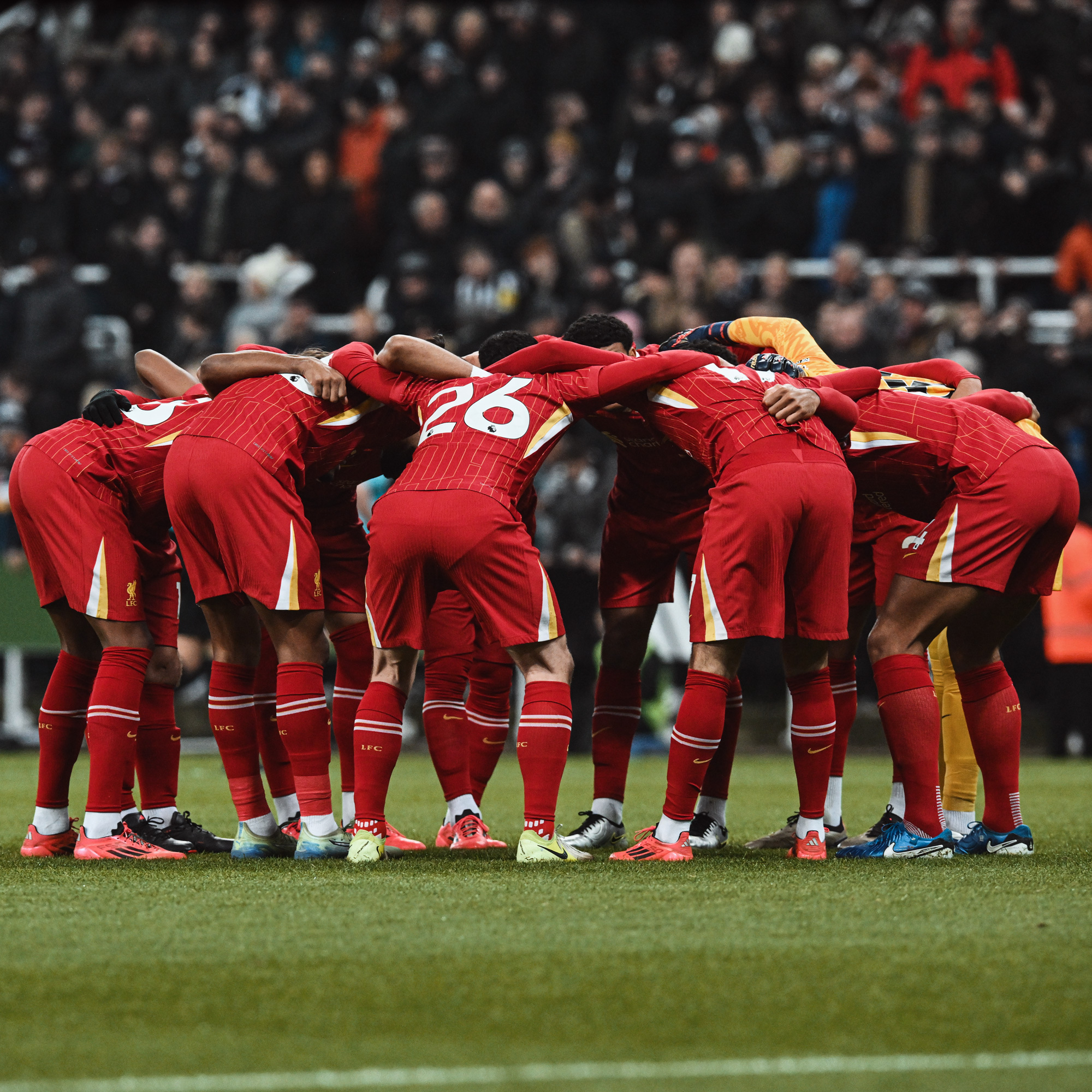 开云体育-热门足球比赛大幕拉开，悬念迭起