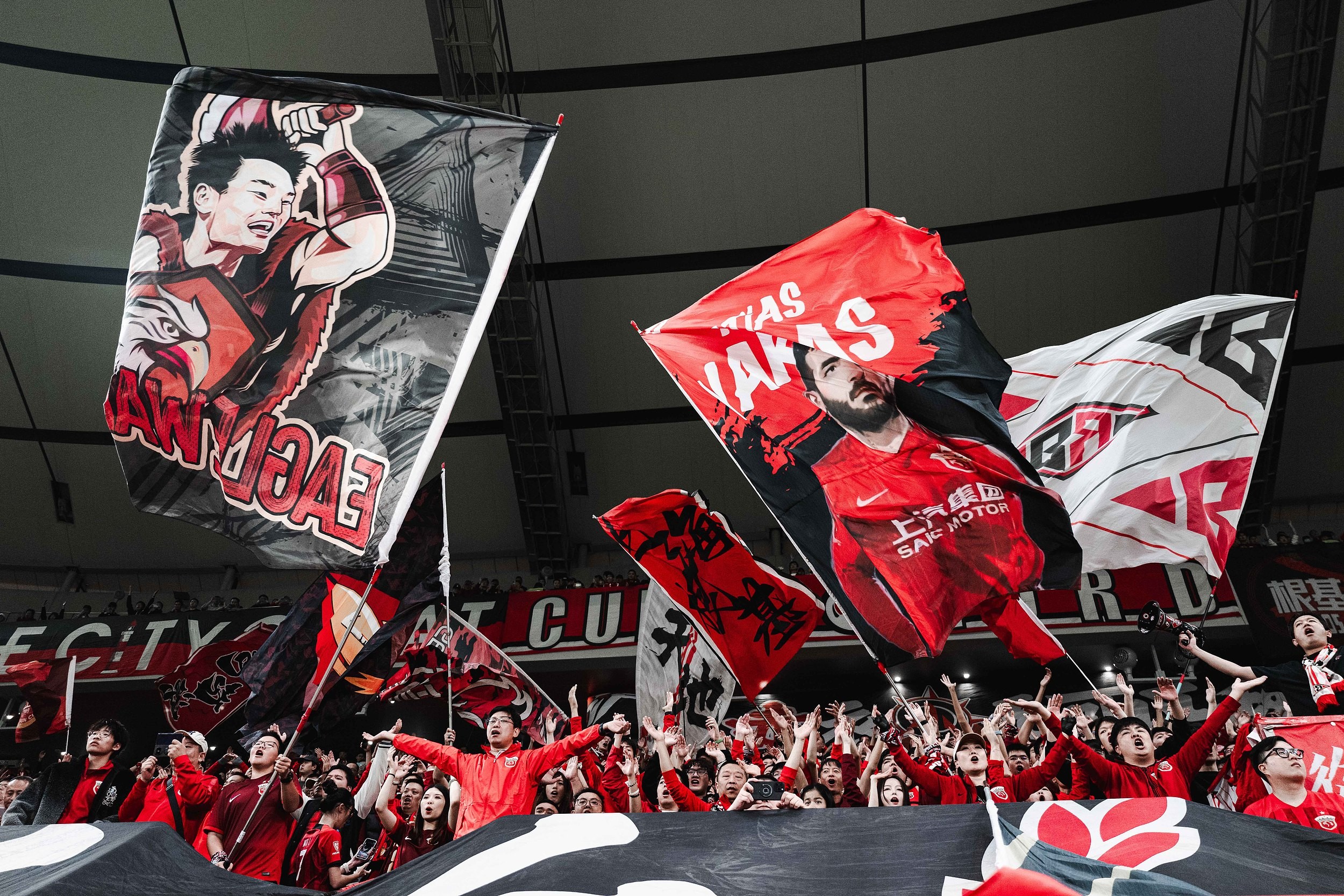 热门足球比赛大幕拉开，悬念迭起