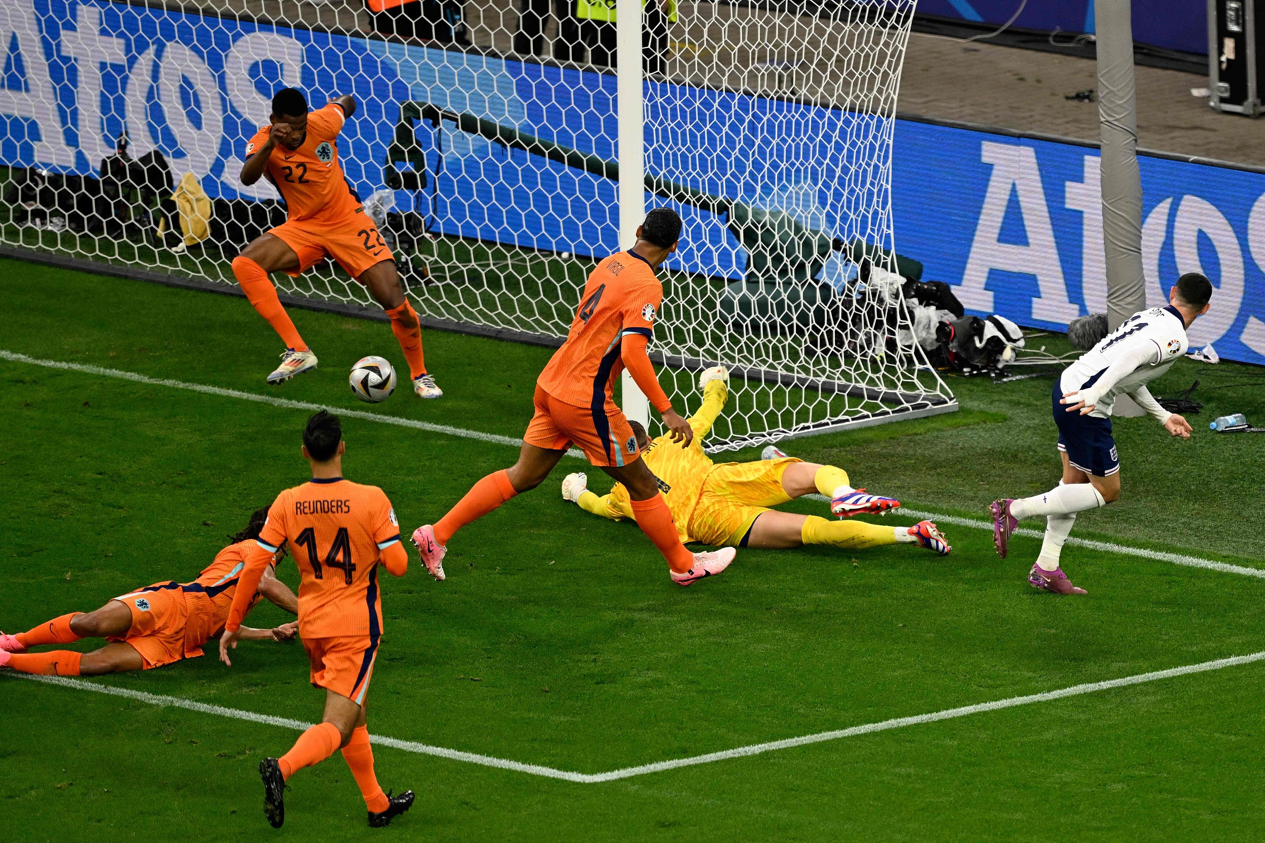 包含欧洲国家队争夺胜利，赛场上演绝美战役的词条