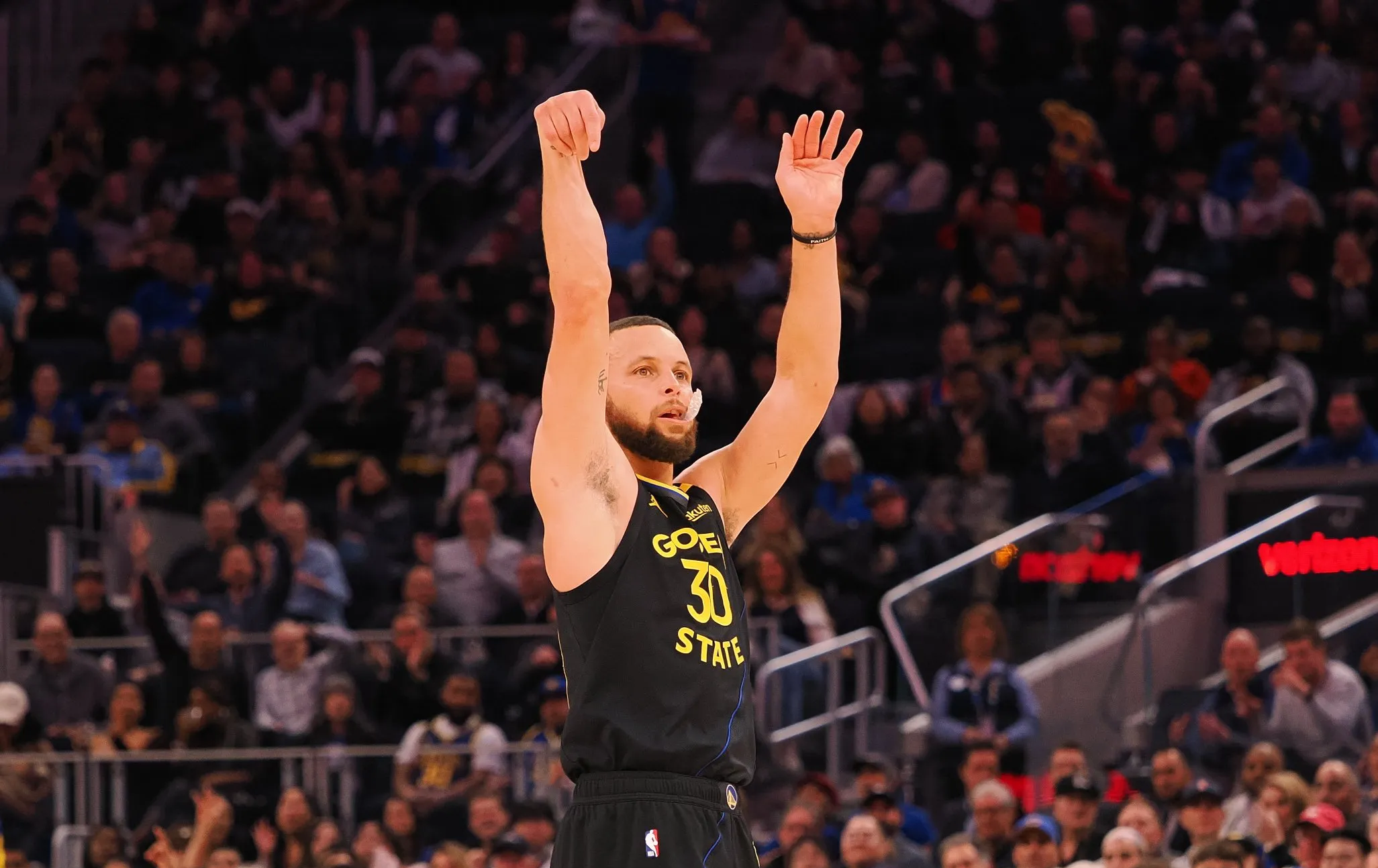 库里发威,勇士全队气势如虹战胜强敌 库里发威,勇士全队气势如虹战胜强敌