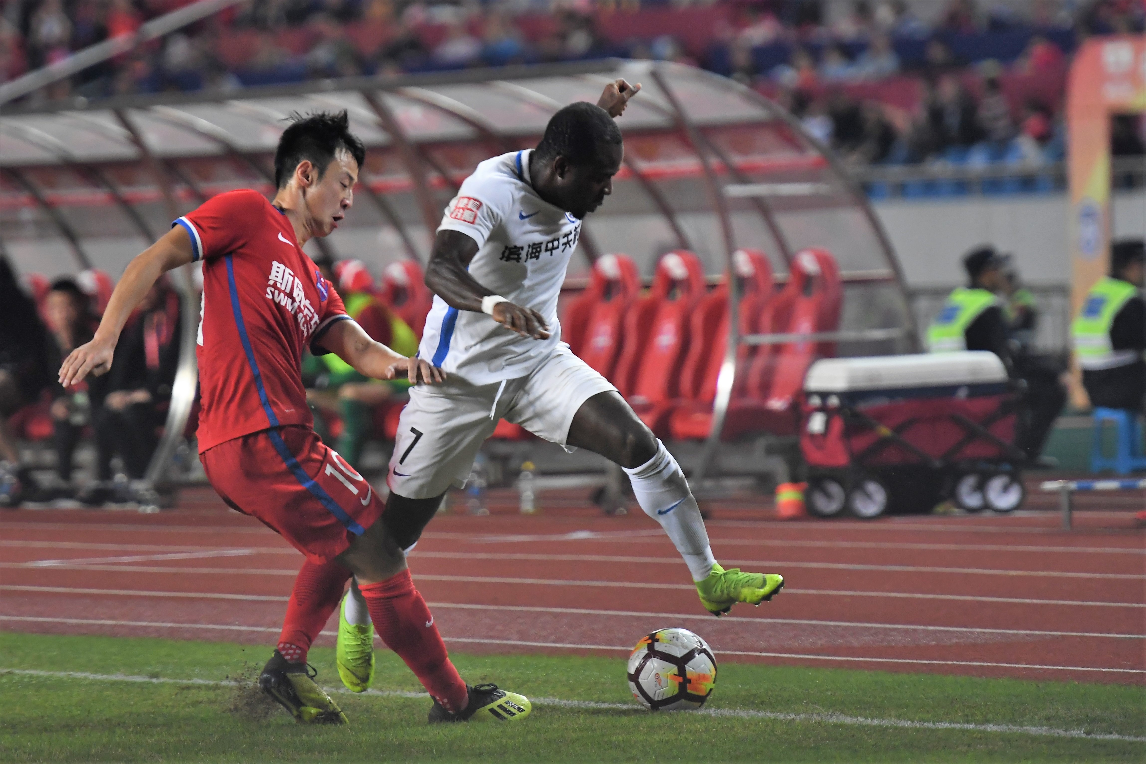 海口一方客场逼平对手,稳定保级后路 海口一方客场逼平对手,稳定保级后路