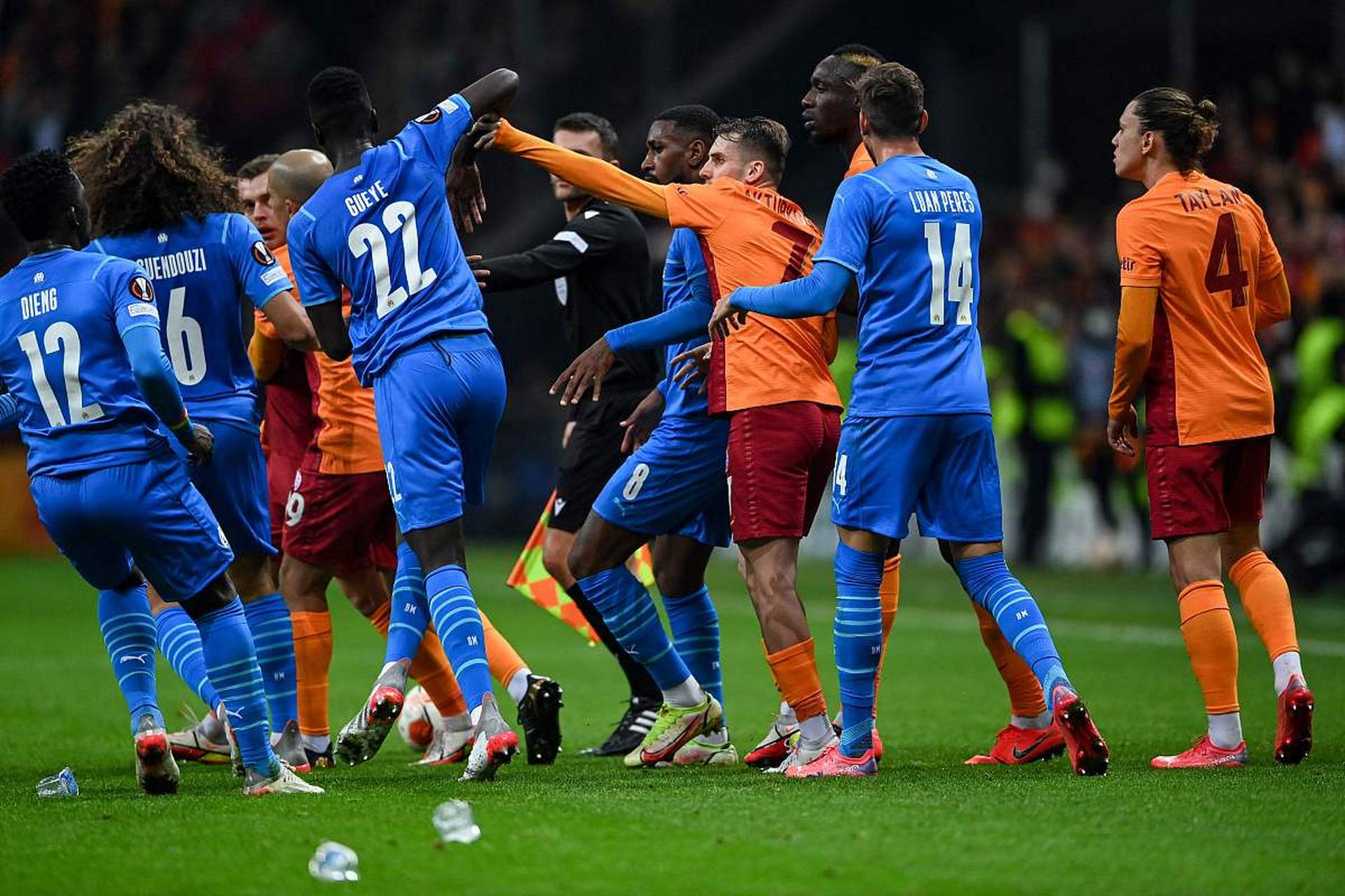 欧预赛比赛频现争议,球场风云变幻的简单介绍 欧预赛比赛频现争议,球场风云变幻的简单介绍