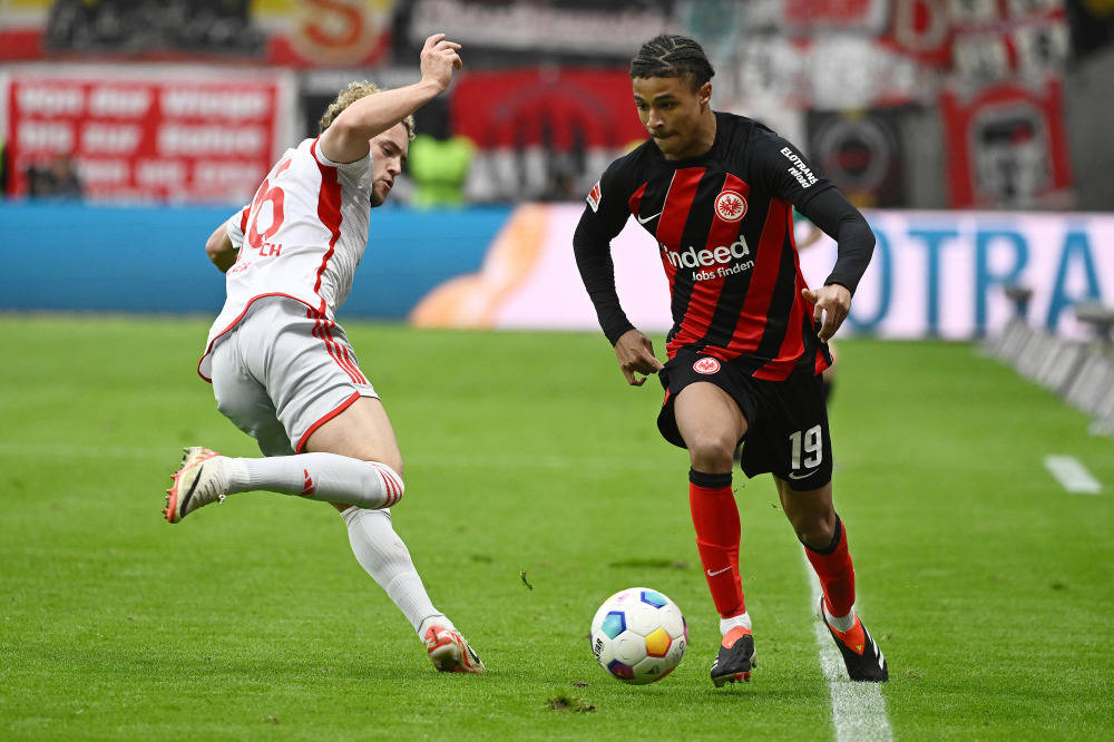 开云体育官网-法兰克福队员技艺精湛，球队风采熠熠