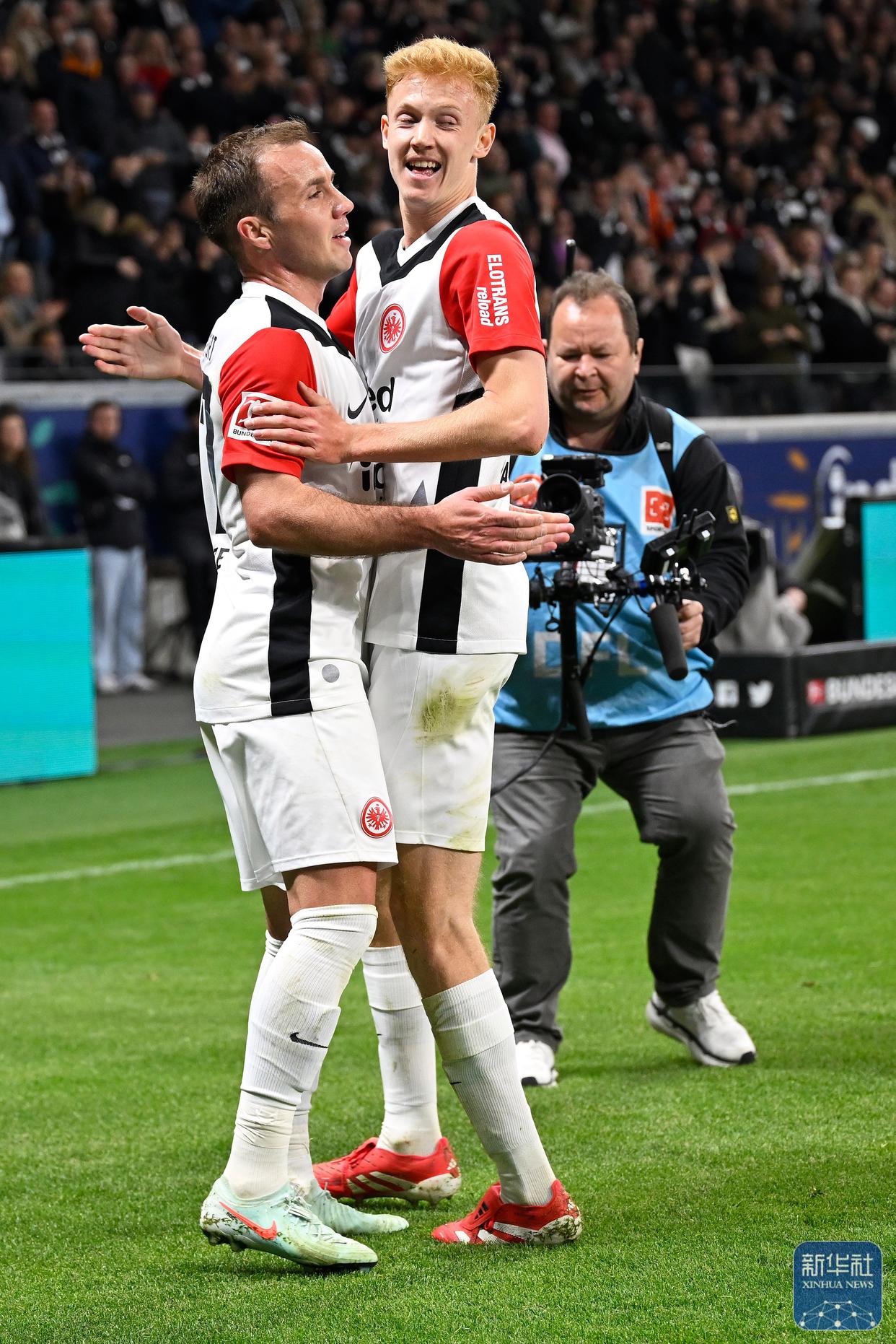 史图加特球员表现抢眼,助球队获得胜利 史图加特球员表现抢眼,助球队获得胜利