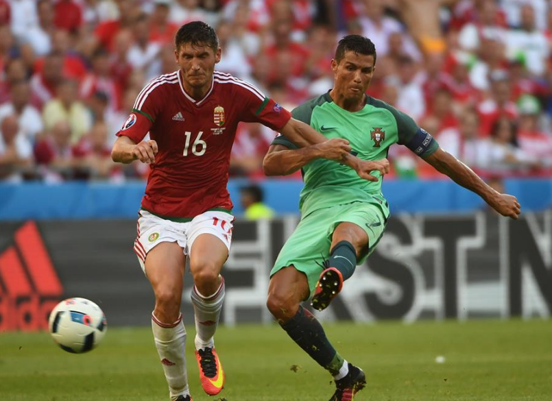 捷克队惊险晋级,战胜荷兰跻身下一轮 捷克队惊险晋级,战胜荷兰跻身下一轮