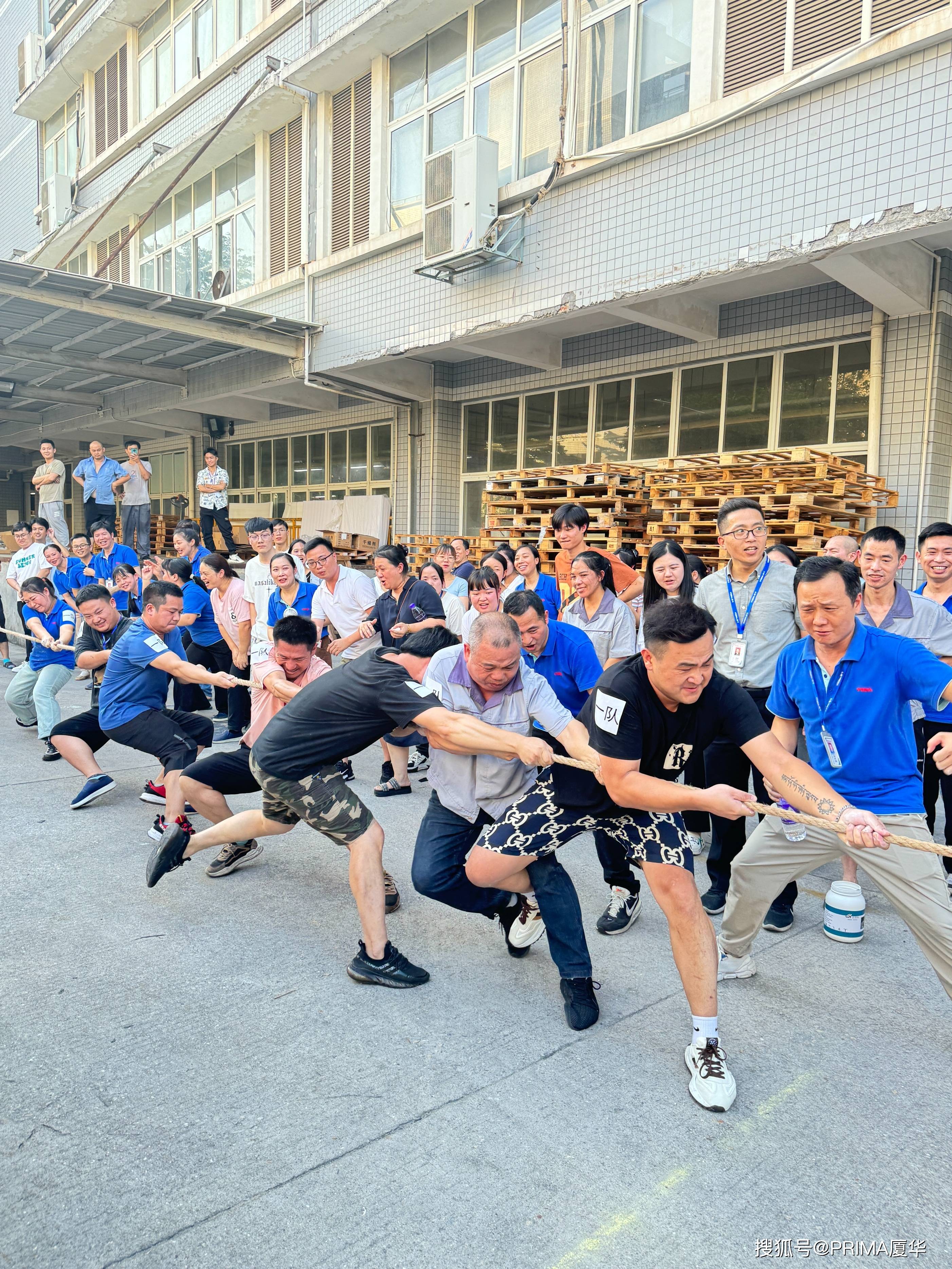 双方互不相让,场面激烈角逐 双方互不相让,场面激烈角逐