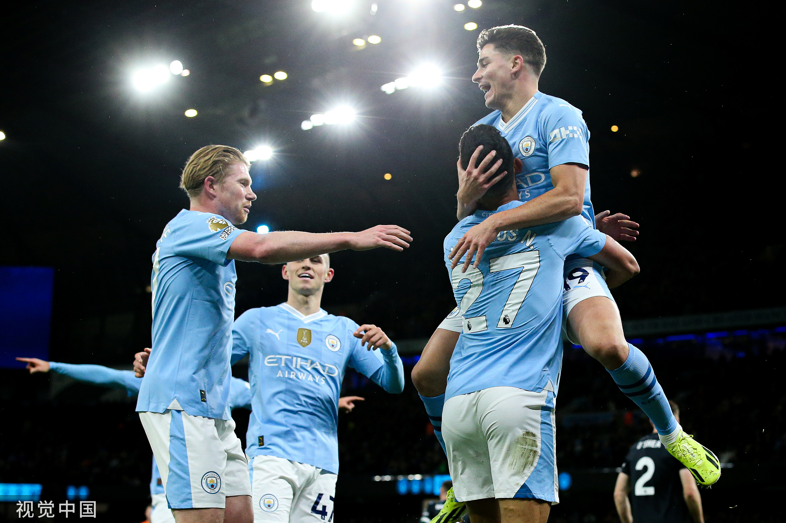 曼城全队合作，轻松战胜莱斯特城，继续领跑英超