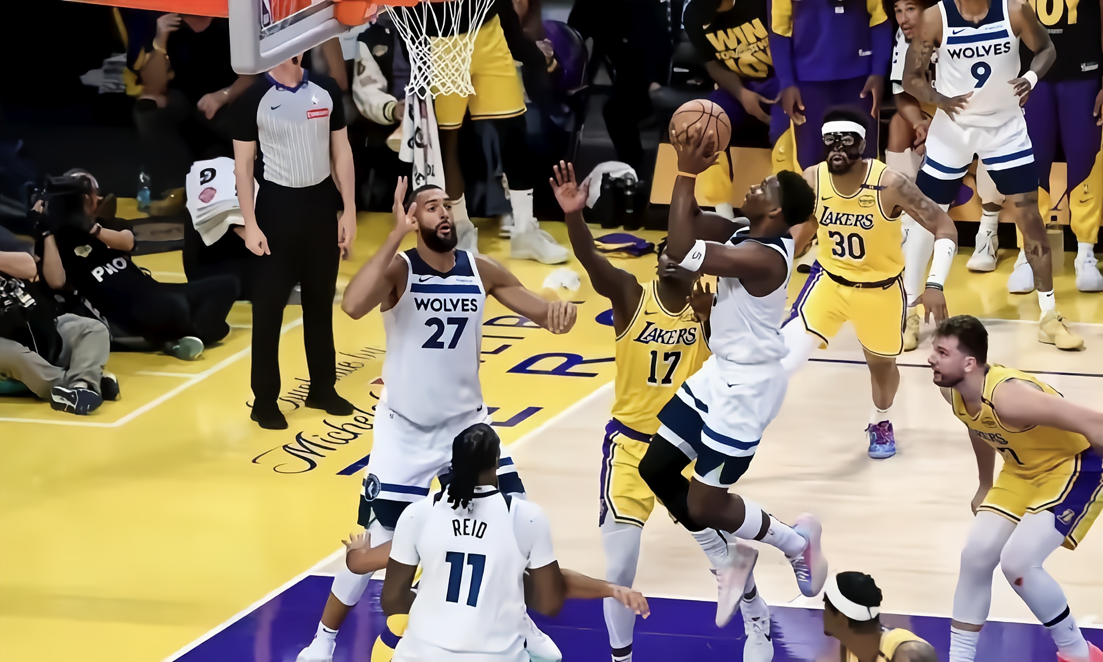 欧洲篮球联赛季后赛激烈开战