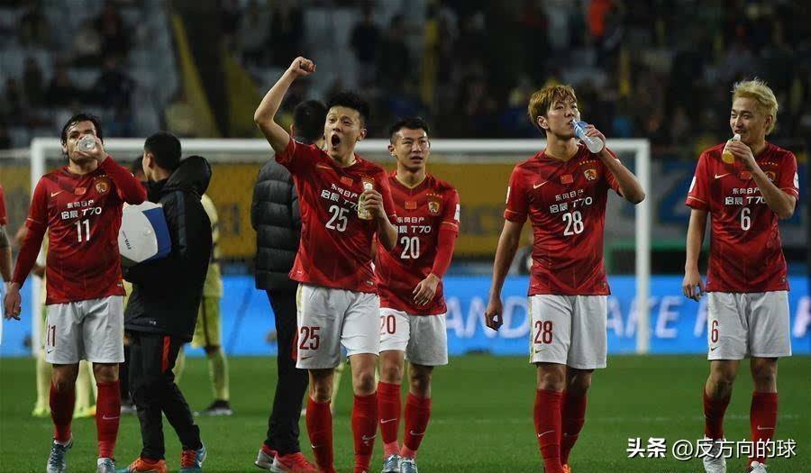 勇者争霸!比赛场上双方球队拼尽全力争胜 勇者争霸!比赛场上双方球队拼尽全力争胜