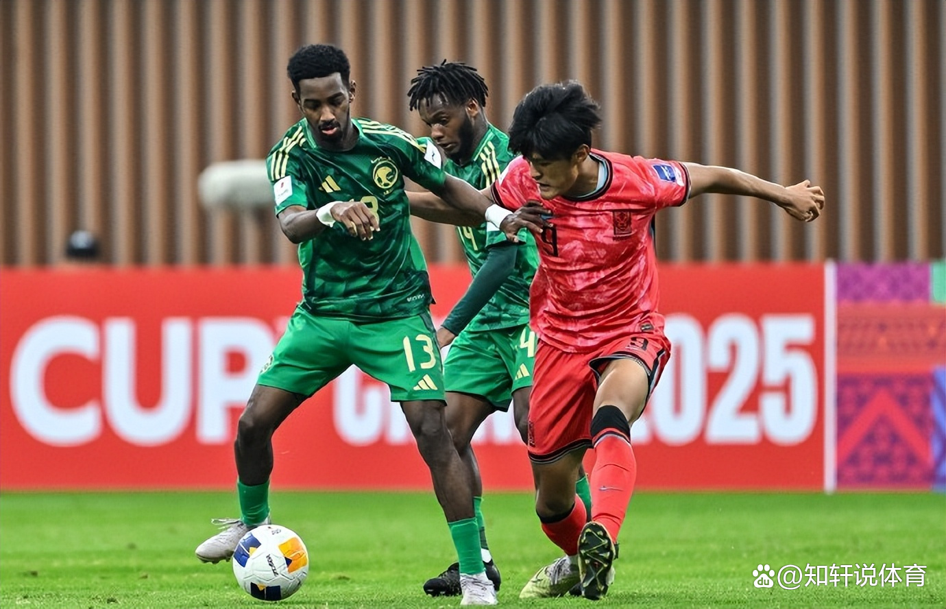 沙特队表现抢眼,成功勇夺决赛资格 沙特队表现抢眼,成功勇夺决赛资格