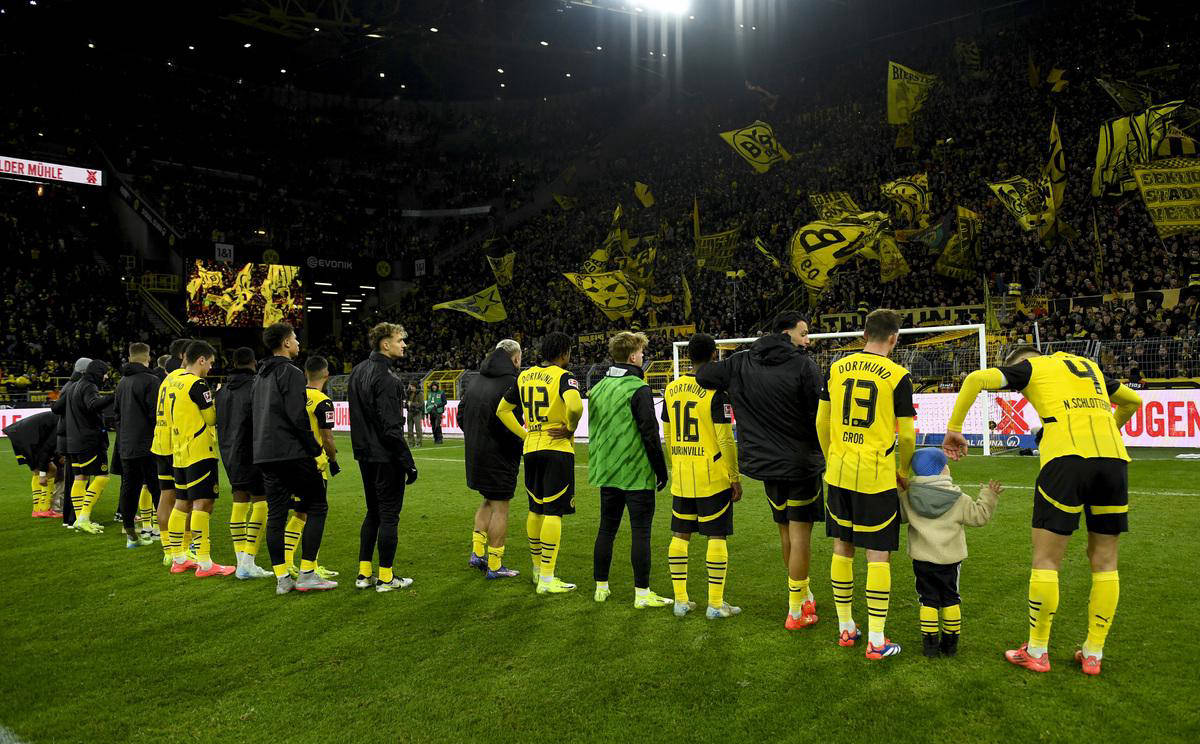 开云体育中国-多特蒙德客场惨遭RB莱比锡逆转，形势不妙