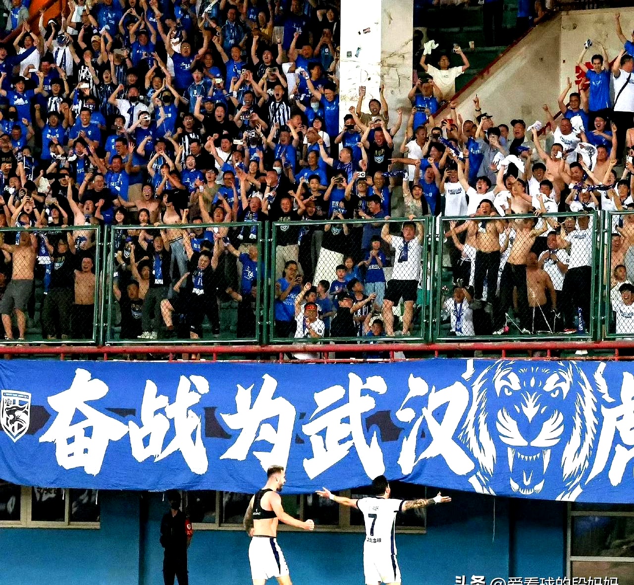 球迷疯狂加油,球队士气高昂 球迷疯狂加油,球队士气高昂