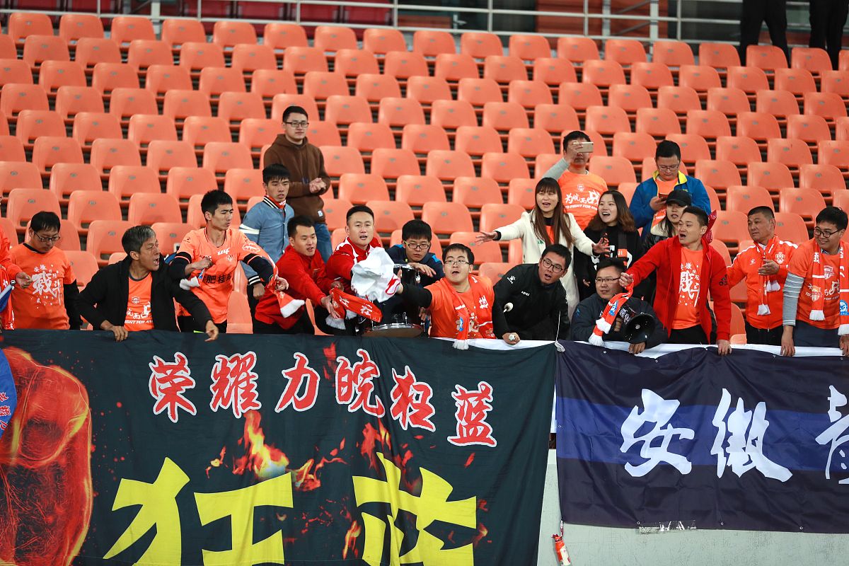 开云APP-紧张刺激！球队意志坚定争夺胜利