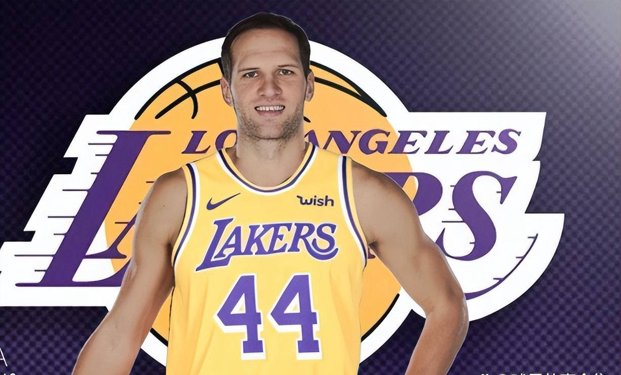 开云体育在线-诺维奇前锋突破射门得手，帮球队豪取三分