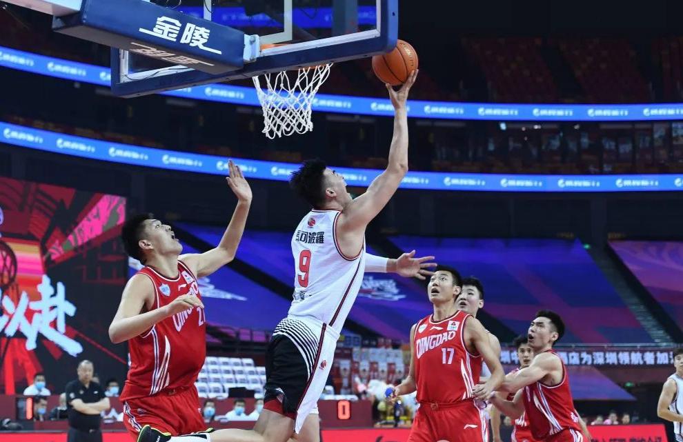 篮球赛季总决赛闪亮登场，球队全力以赴