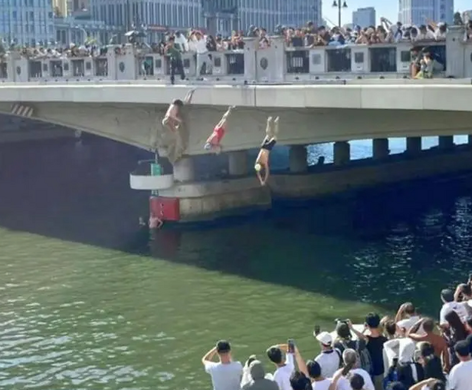 俄罗斯跳水选手惊艳一跃,夺冠成功 俄罗斯跳水选手惊艳一跃,夺冠成功