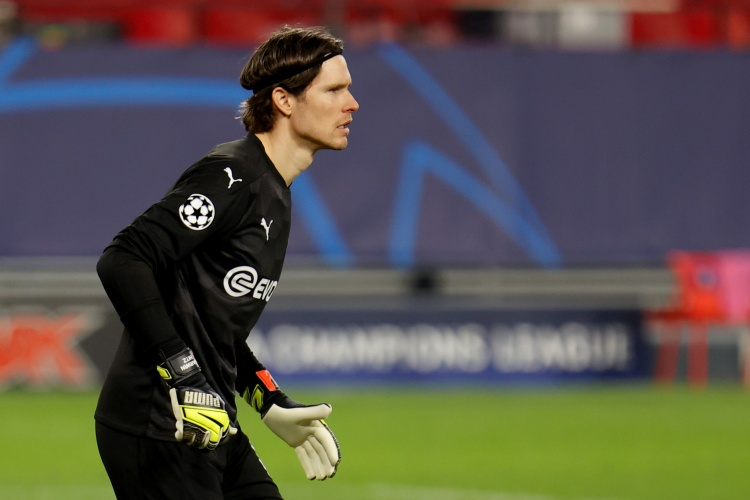 柏林赫塔门将表现神勇,全力守护球门 柏林赫塔门将表现神勇,全力守护球门