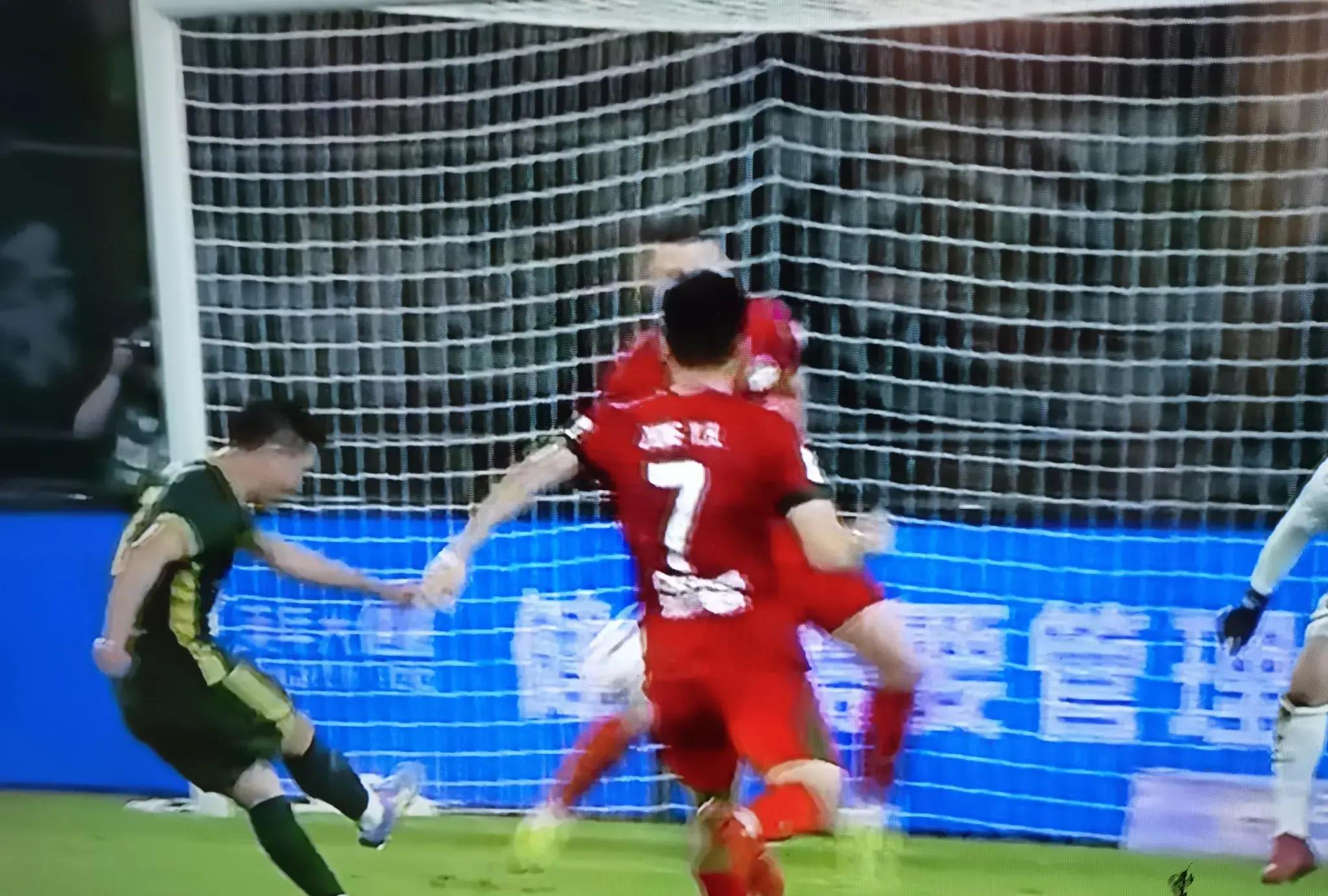 开云下载-河南男篮遇强对手，艰难争取一场胜利