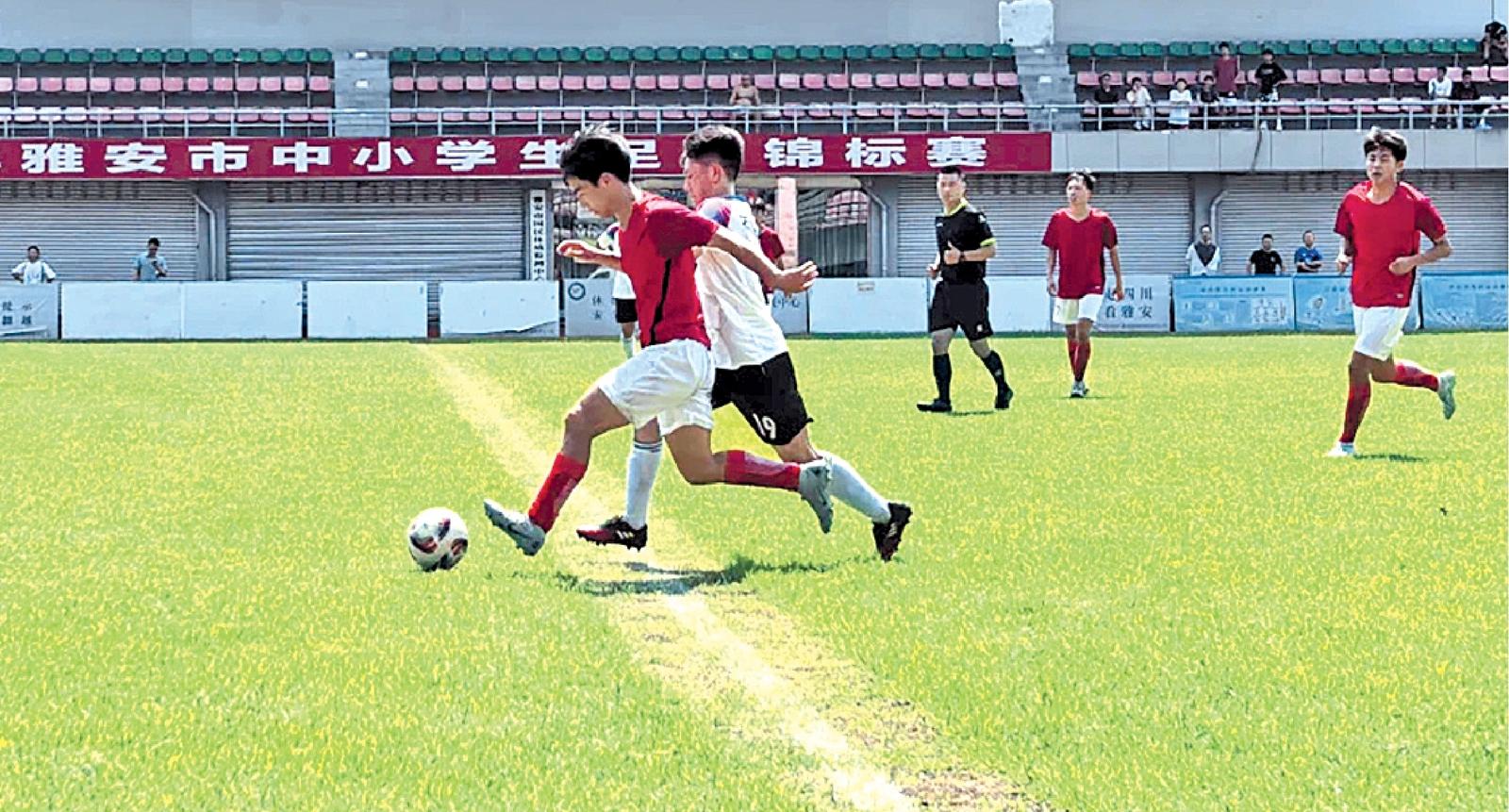 激烈角逐,球员奋勇拼搏争夺胜利 激烈角逐,球员奋勇拼搏争夺胜利