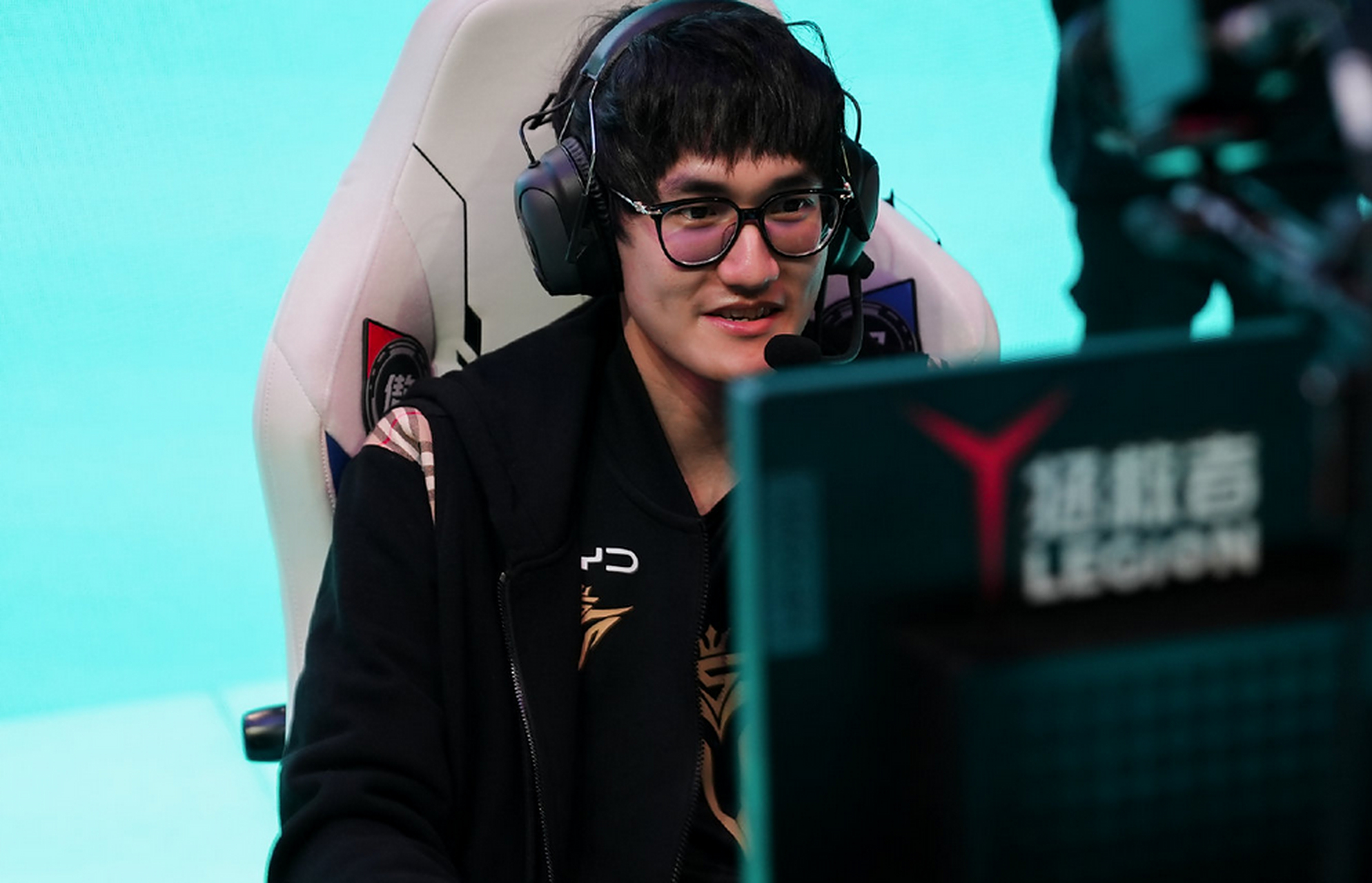 包含V5血洗EDG,Knight极限生还后反打宿命之战入围赛,让粉丝疯狂欢呼的词条 包含V5血洗EDG,Knight极限生还后反打宿命之战入围赛,让粉丝疯狂欢呼的词条