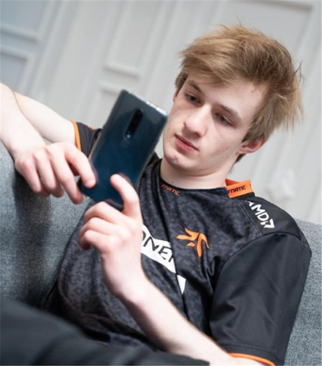 开云体育app-CLG险胜FNC，Doinb单局斩获MVP峡谷大战八强赛，成为赛场最大亮点的简单介绍