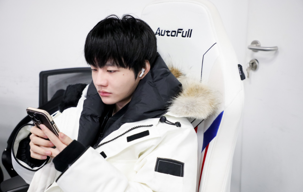 SHR力克V5,Xiaohu打出惊人五杀强强对话小组赛,引爆全场热议 SHR力克V5,Xiaohu打出惊人五杀强强对话小组赛,引爆全场热议