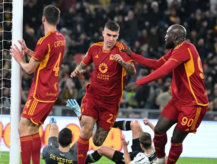 开云下载-乌迪内斯队员积极拼抢，力克对手赢得比赛