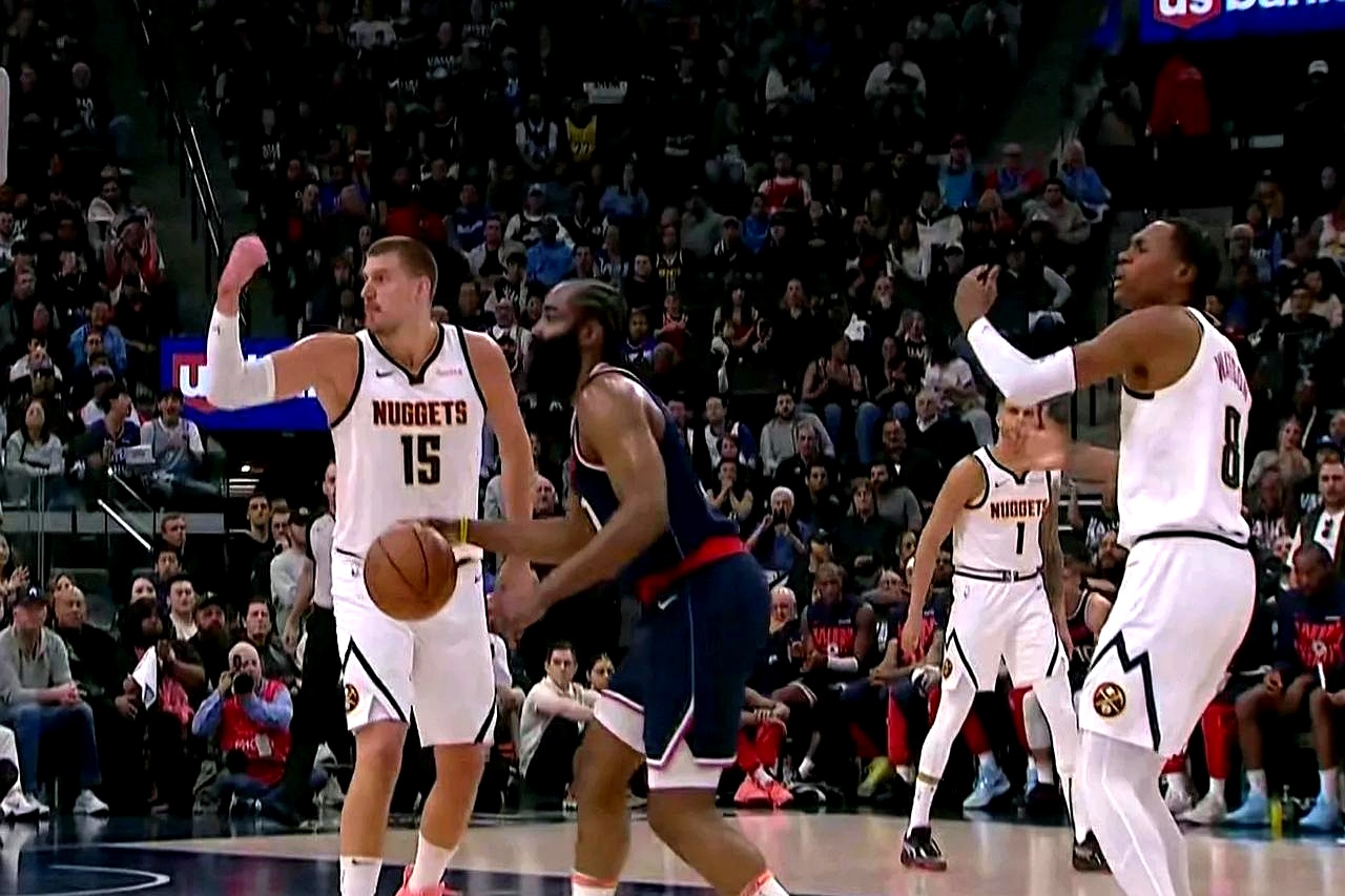 快船客场大胜掘金,众将火力全开引领胜利 快船客场大胜掘金,众将火力全开引领胜利