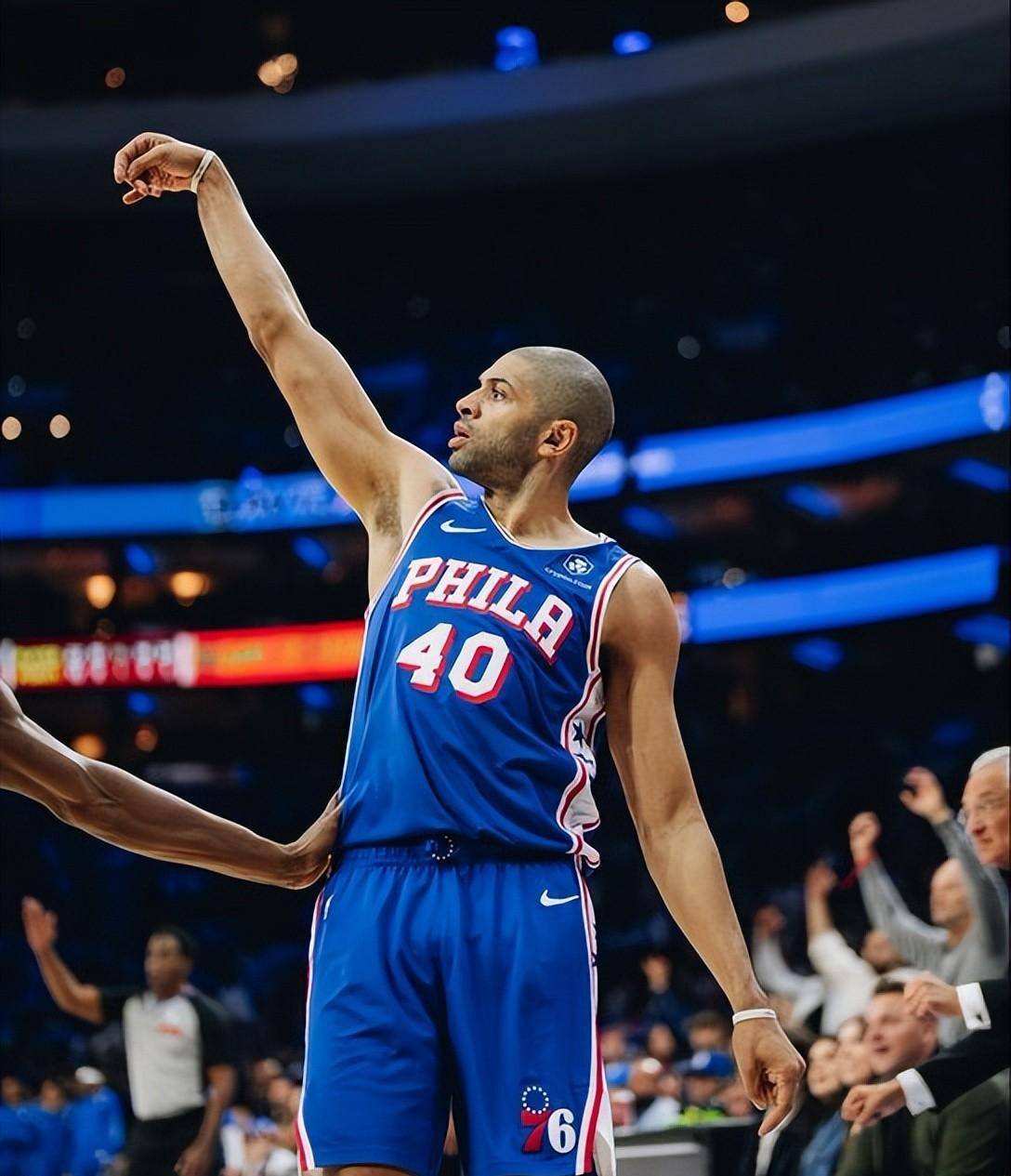 76人队主场击败黄蜂队晋级季后赛 76人队主场击败黄蜂队晋级季后赛