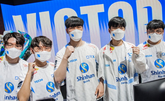 T1险胜DRX,Caps开启传奇时刻强强对话入围赛,引爆全场热议 T1险胜DRX,Caps开启传奇时刻强强对话入围赛,引爆全场热议