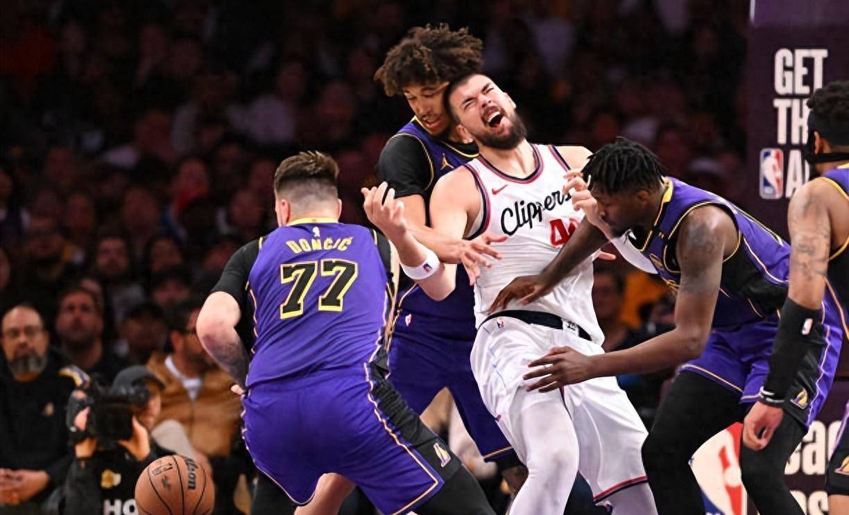 快船队多名球员受伤,季后赛前路难以预料 快船队多名球员受伤,季后赛前路难以预料