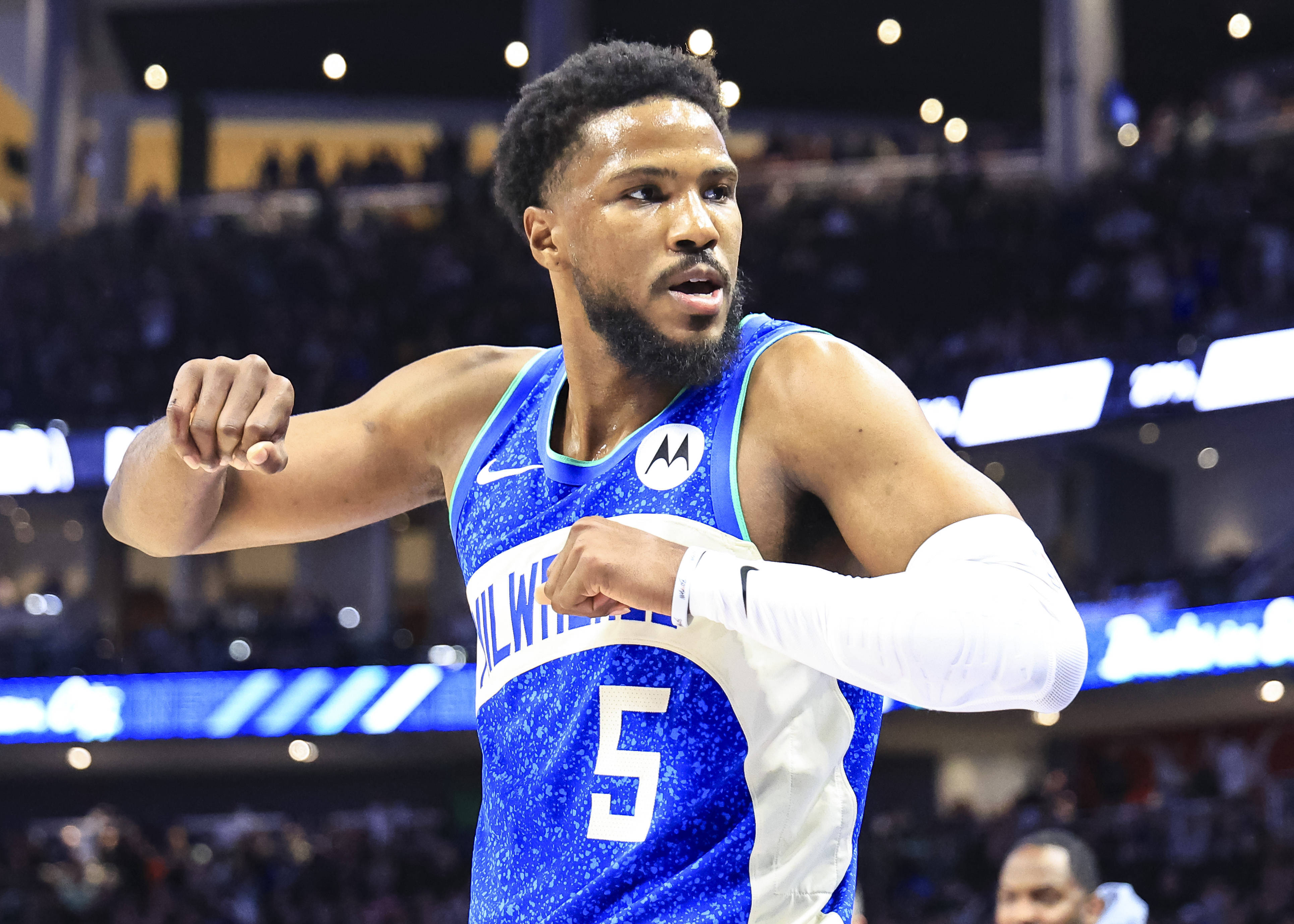 篮网击败雄鹿,系列赛战胜一城 篮网击败雄鹿,系列赛战胜一城