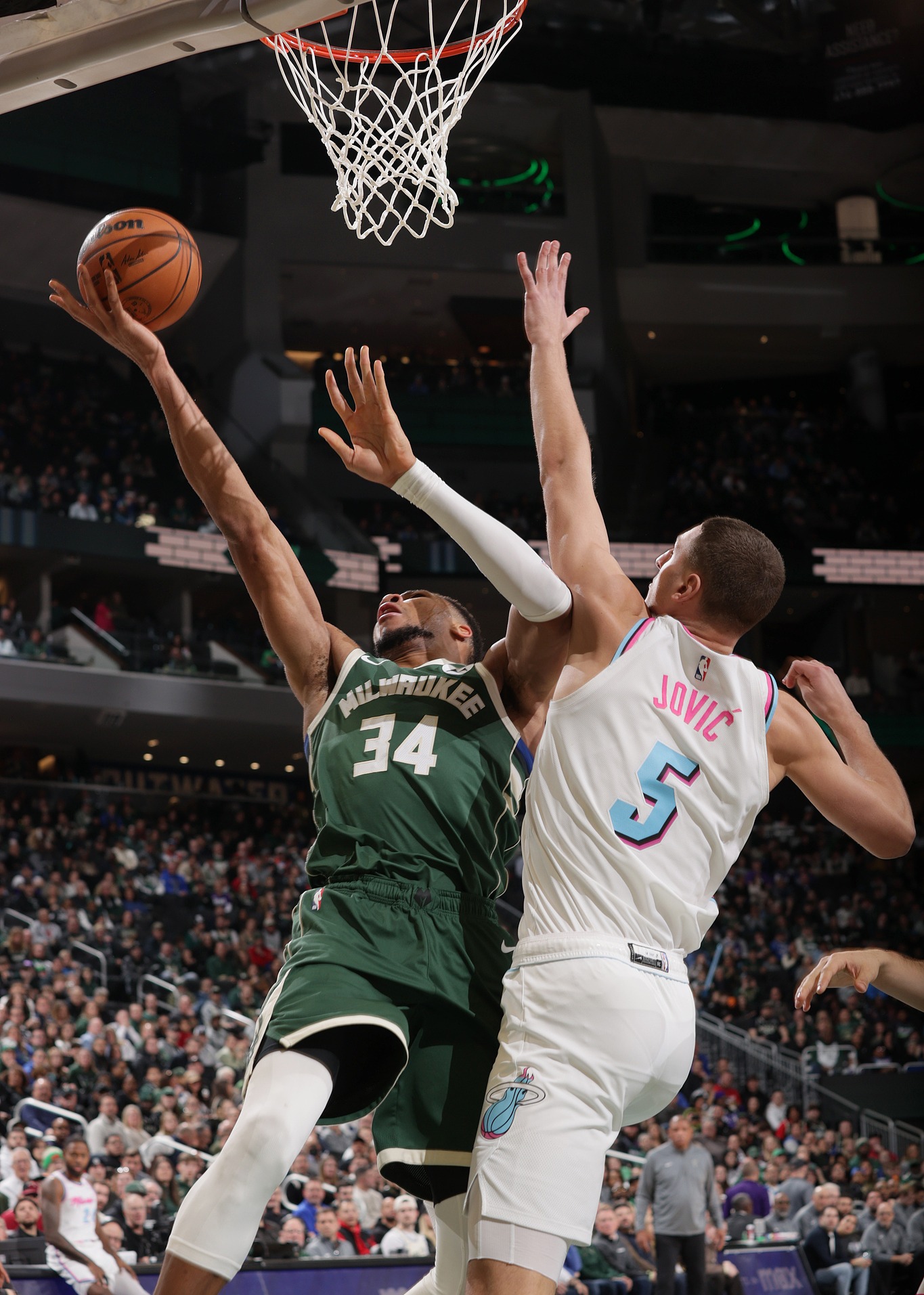 热火客场击败雄鹿,韦德关键时刻发威 热火客场击败雄鹿,韦德关键时刻发威