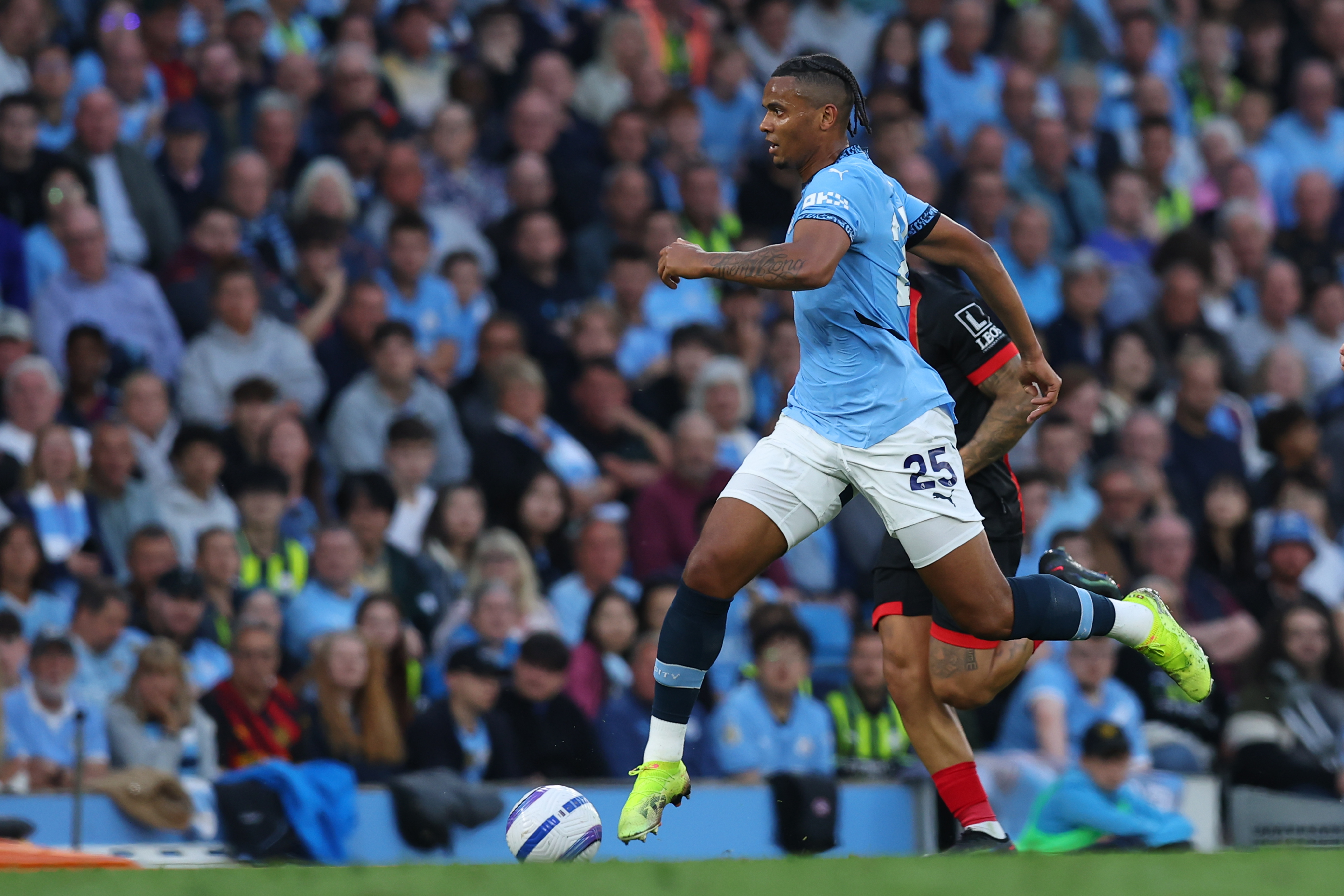 曼城战胜伯恩茅斯,保持领跑地位 曼城战胜伯恩茅斯,保持领跑地位